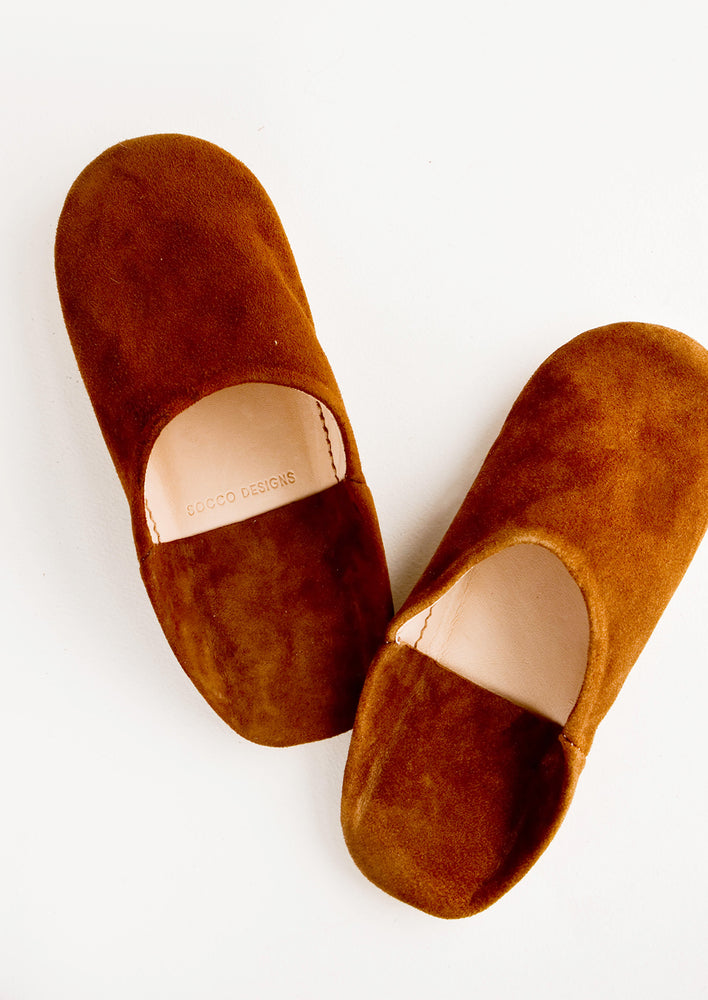 US 5-6 / Sienna Brown: Pair of suede house slippers in sienna brown