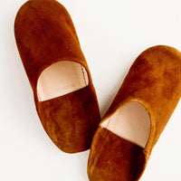 US 5-6 / Sienna Brown: Pair of suede house slippers in sienna brown