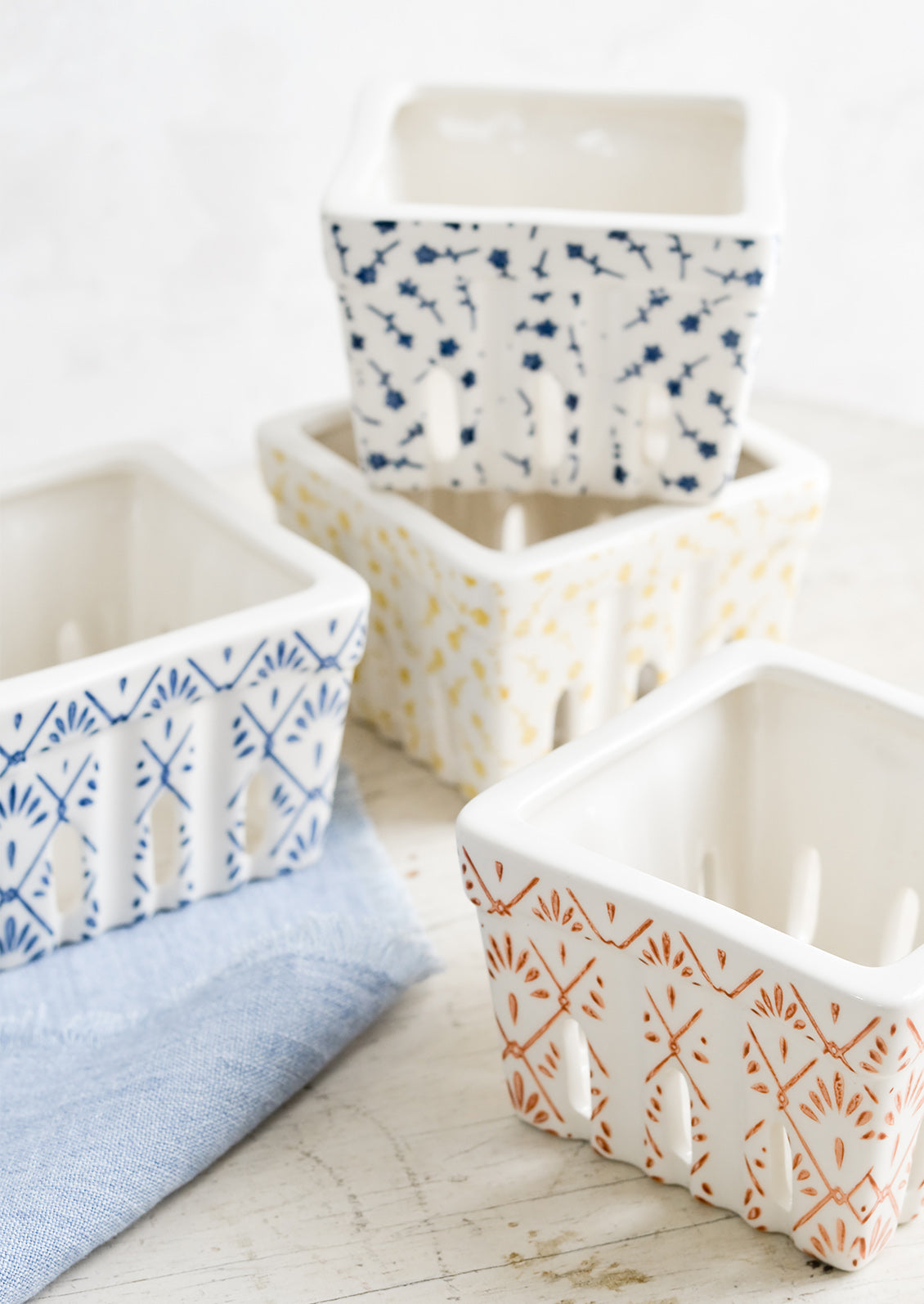 Motif Ceramic Berry Basket LEIF