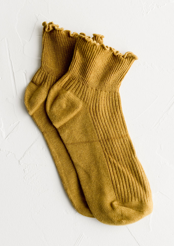 A pair of cotton ankle socks in ochre.