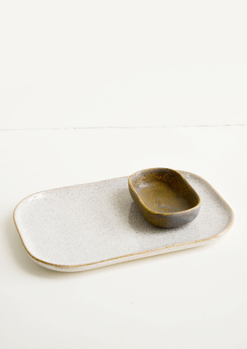 4: Ceramic Tray & Sauce Dishe in White & Brown - LEIF