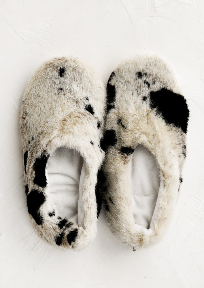 Women's 5-6 / Speckled: A pair of black and white speckled faux fur slippers.