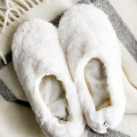 Women's 5-6 / Ivory: A pair of ivory faux fur slippers.