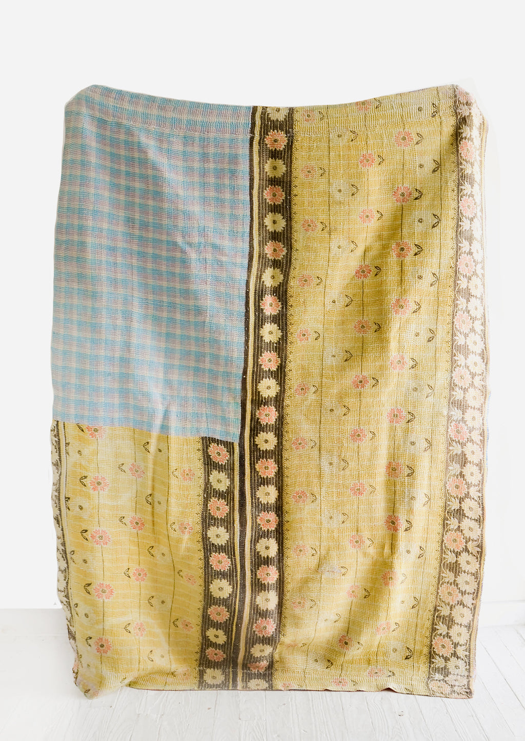 2: Vintage Patchwork Quilt No. 25 in  - LEIF