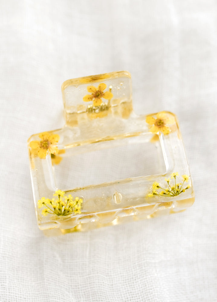 Yellow: A square hair claw in clear resin with yellow dried flowers.
