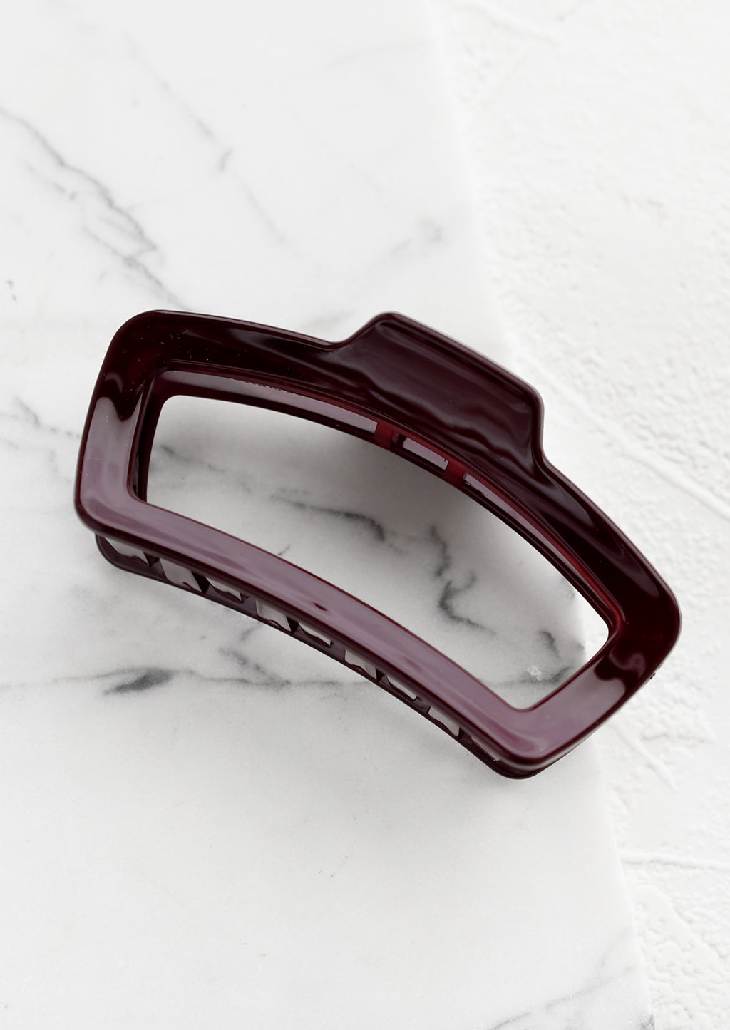 Bordeaux: A rounded rectangle hair claw in bordeaux.