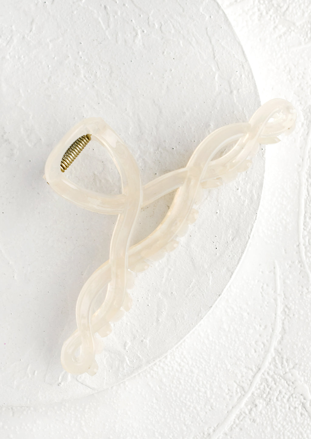 Translucent: A spiral shaped hair claw in translucent white.