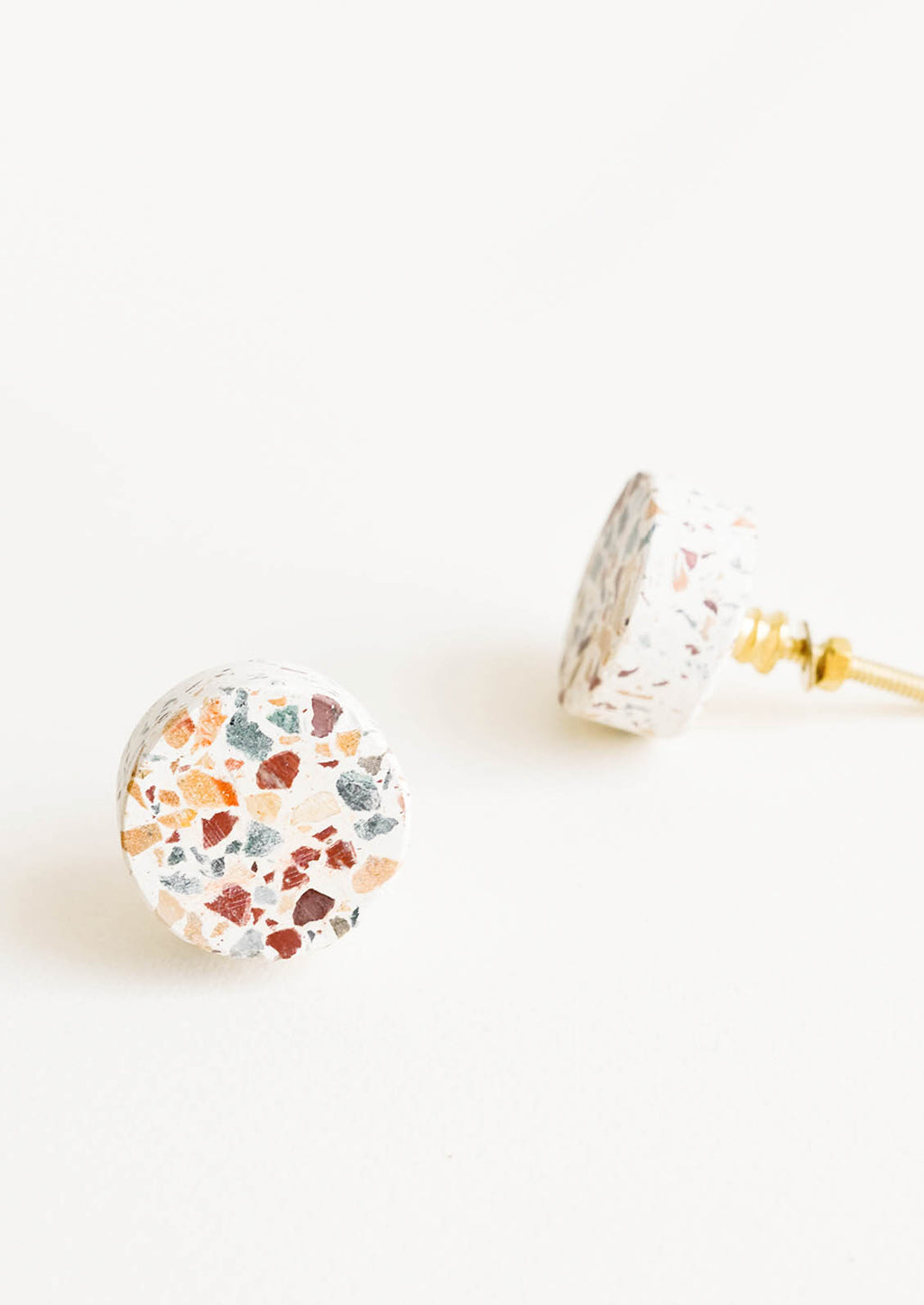 1: Round drawer knob in white stone with multicolor terrazzo pattern
