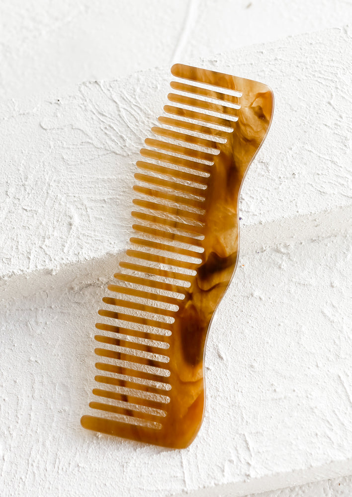 A wavy shaped acetate comb in toffee.