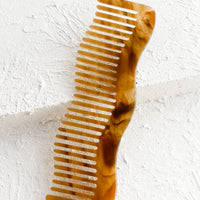 Toffee: A wavy shaped acetate comb in toffee.