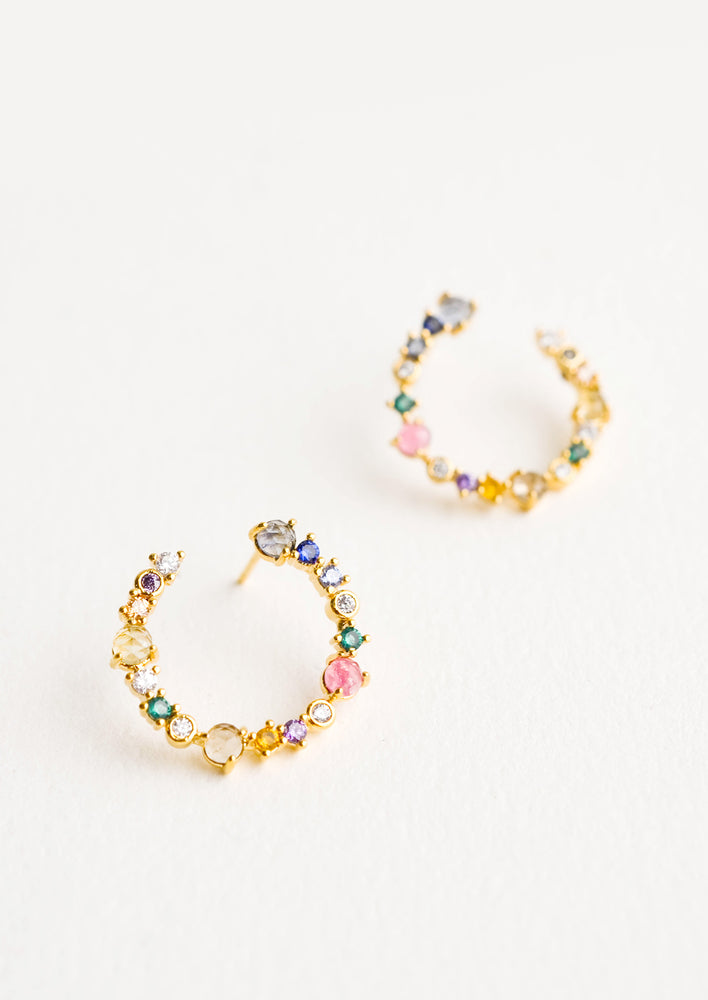 1: Curved, hoop-like earrings in colored crystals in a mix of sizes and shapes