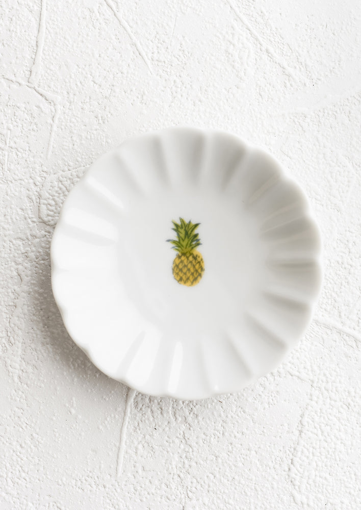 Pineapple: A round dish with scalloped trim and pineapple icon.