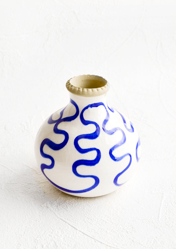 Short: Short bud vase in glossy white ceramic with cobalt blue squiggle print
